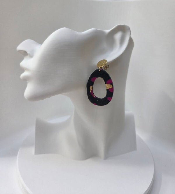 Donkerblauw met roze oorbellen