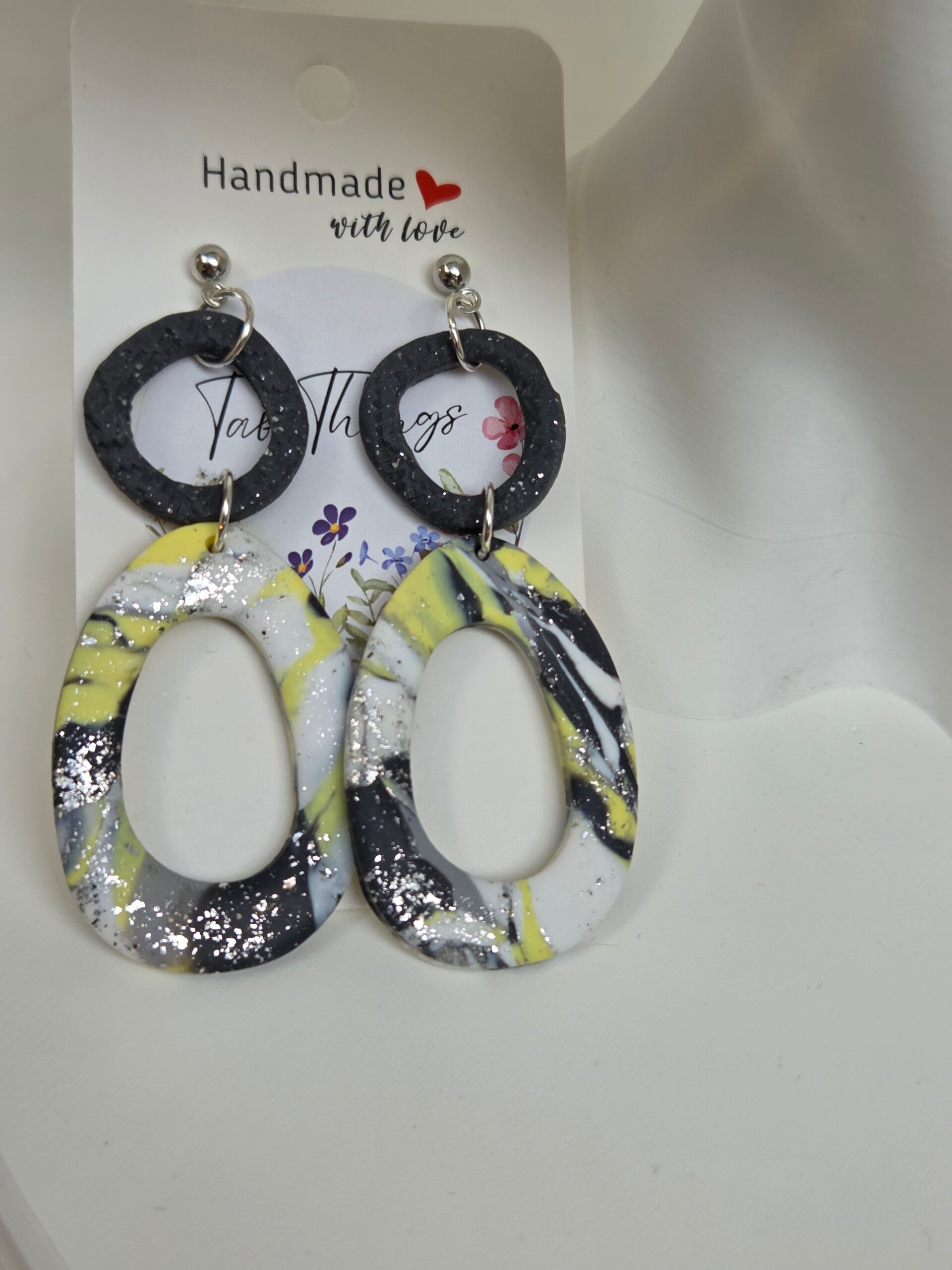 Handgemaakte Oorbellen – Zwart, Geel & Zilveren Glitter