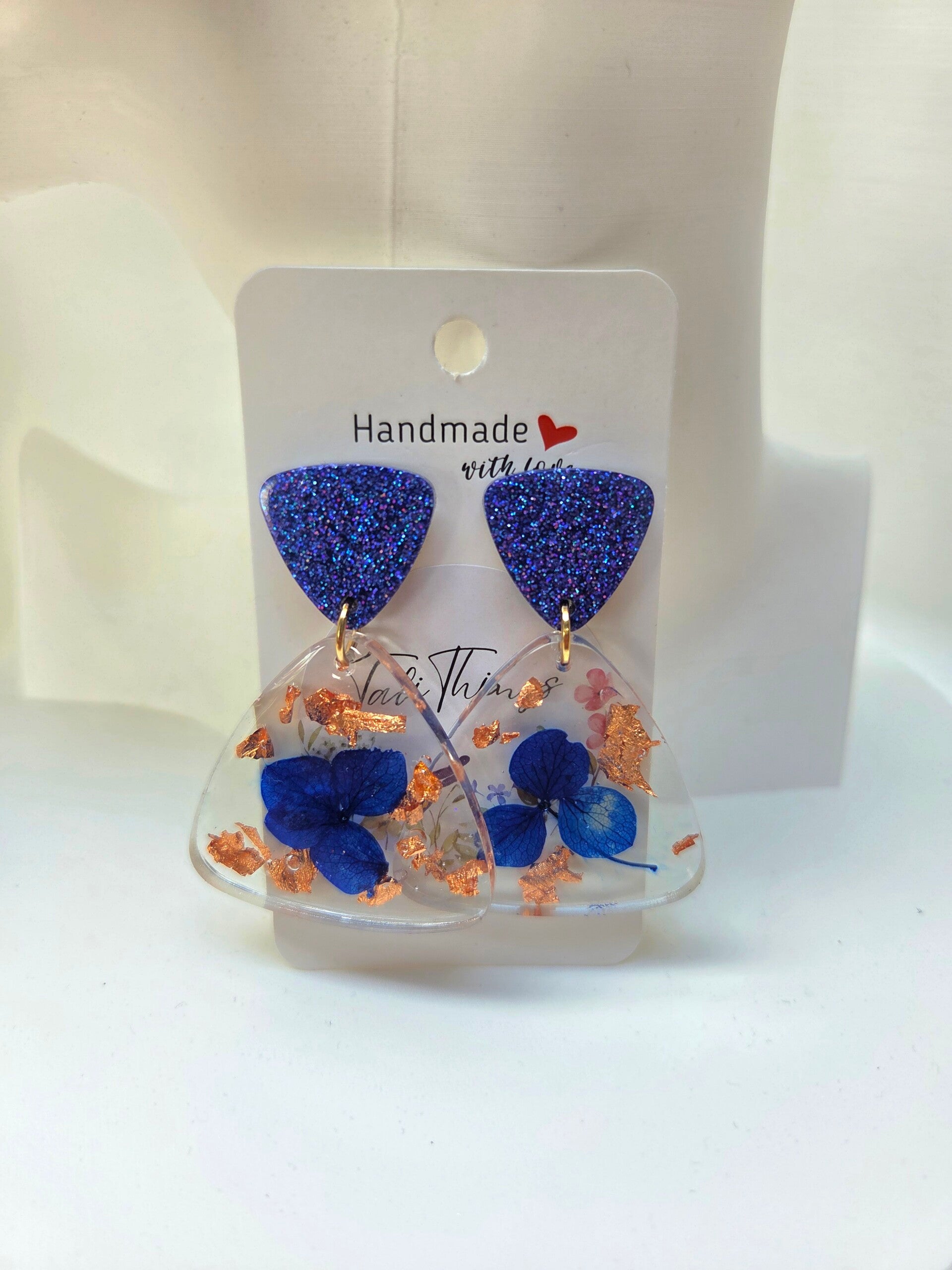 Stijlvolle oorbellen met echte blauwe bloemetjes van epoxy