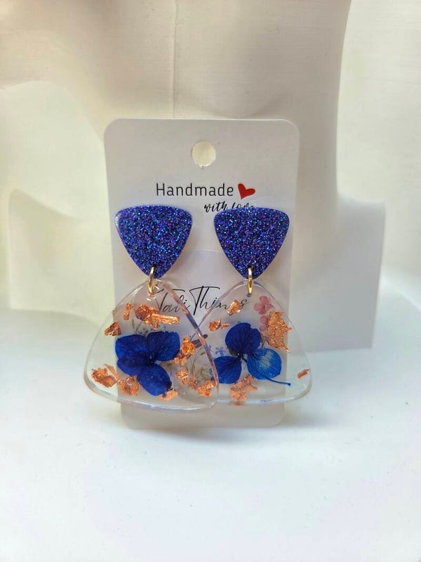 Stijlvolle oorbellen met echte blauwe bloemetjes van epoxy
