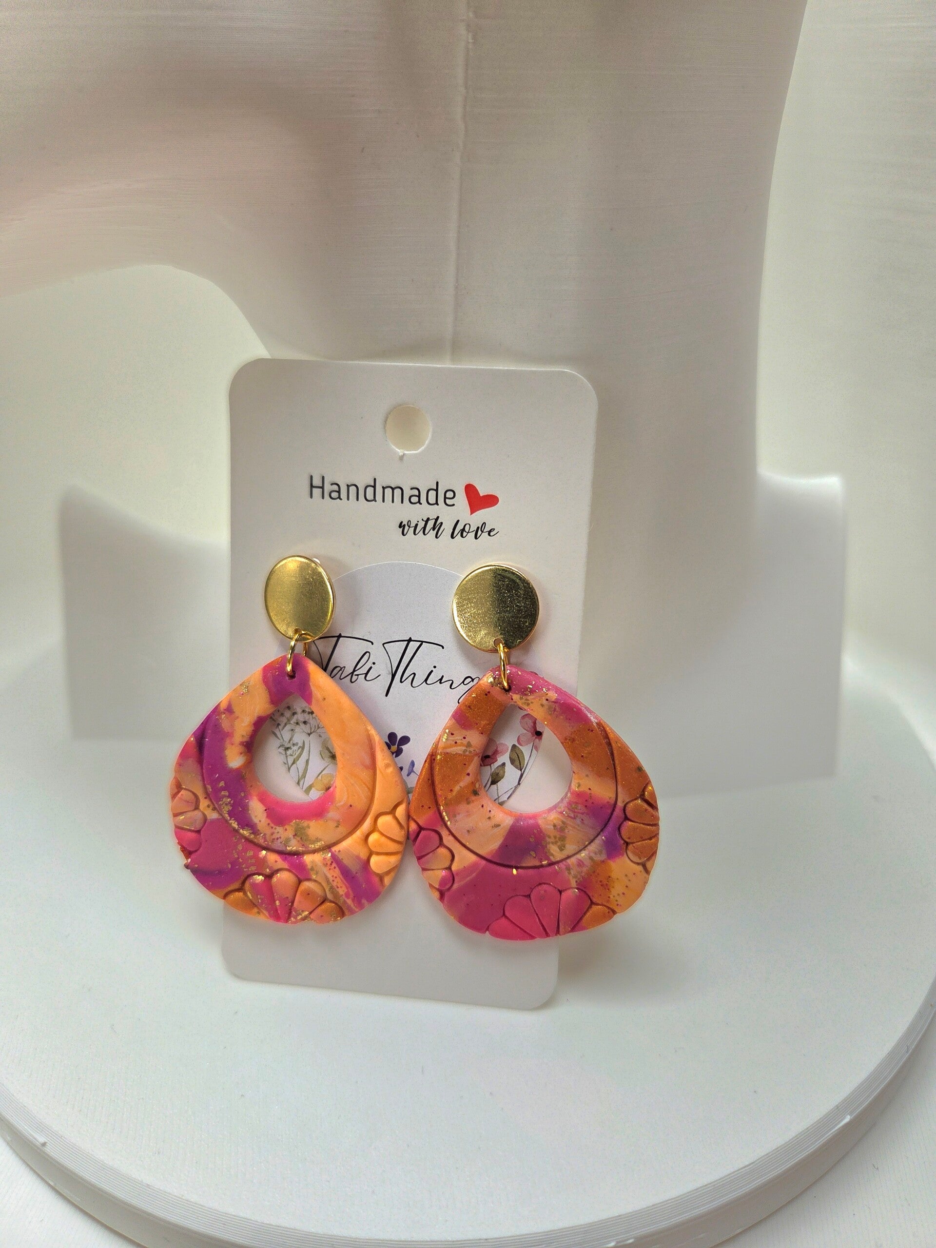 Mooie roze/oranje oorbellen met een vleugje goud van polymeerklei