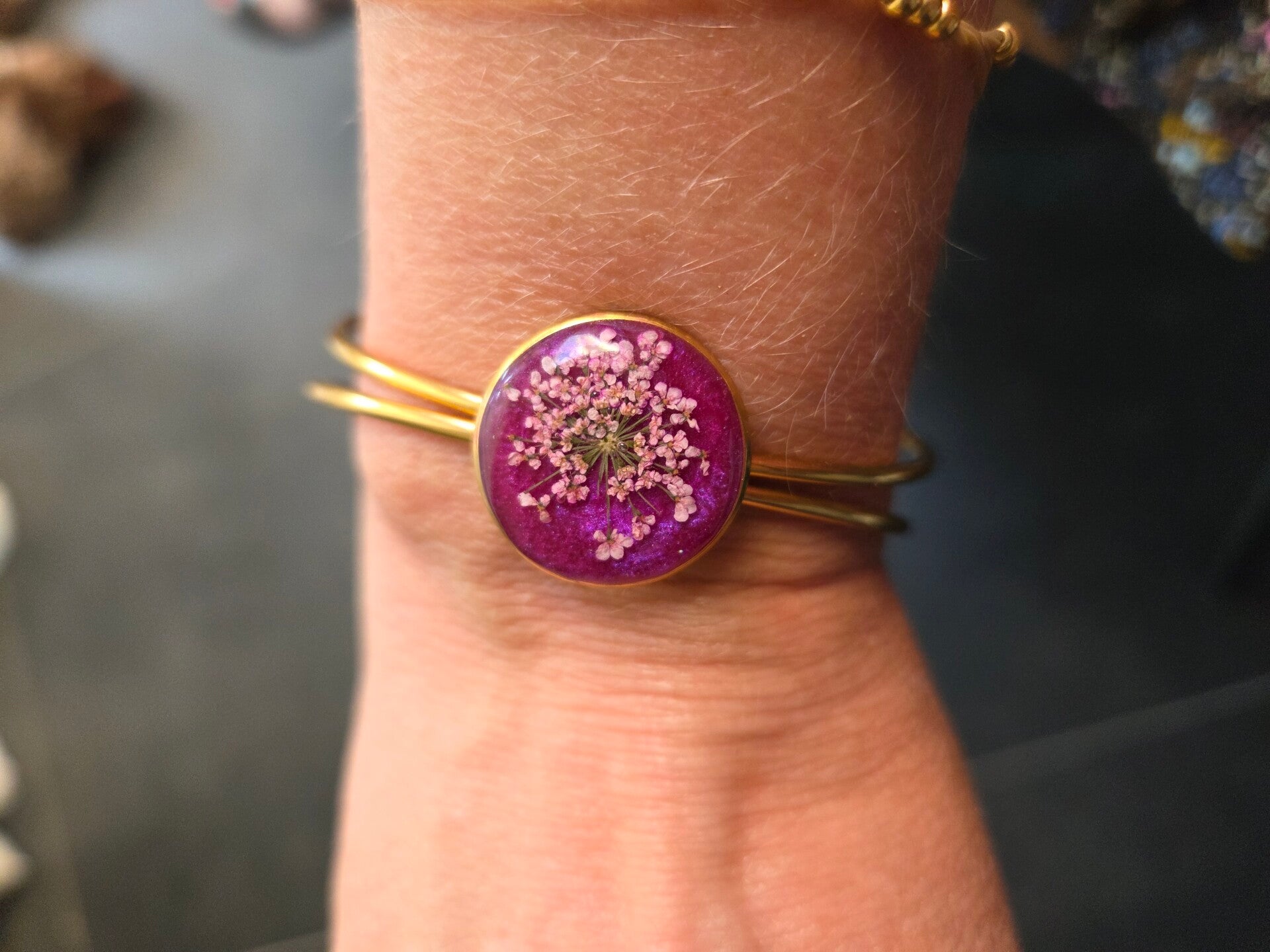Gouden RVS Bangle – Vintage Purple Flower