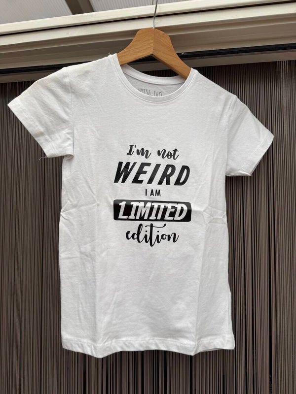 T shirt met tekst kind wit; i’m not weird i’m limited edition