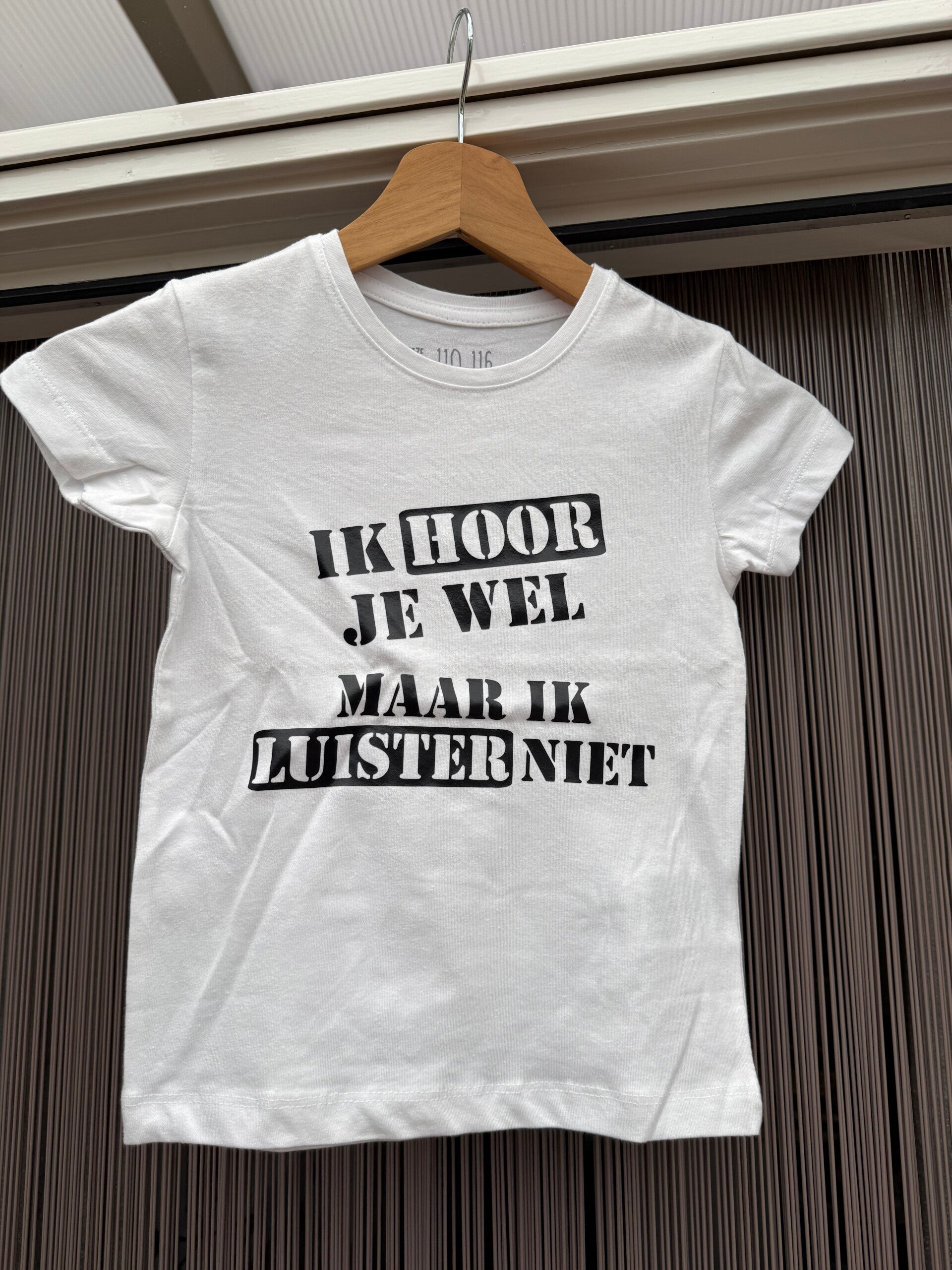 T shirt met tekst kind wit; ik hoor je wel maar ik luister niet