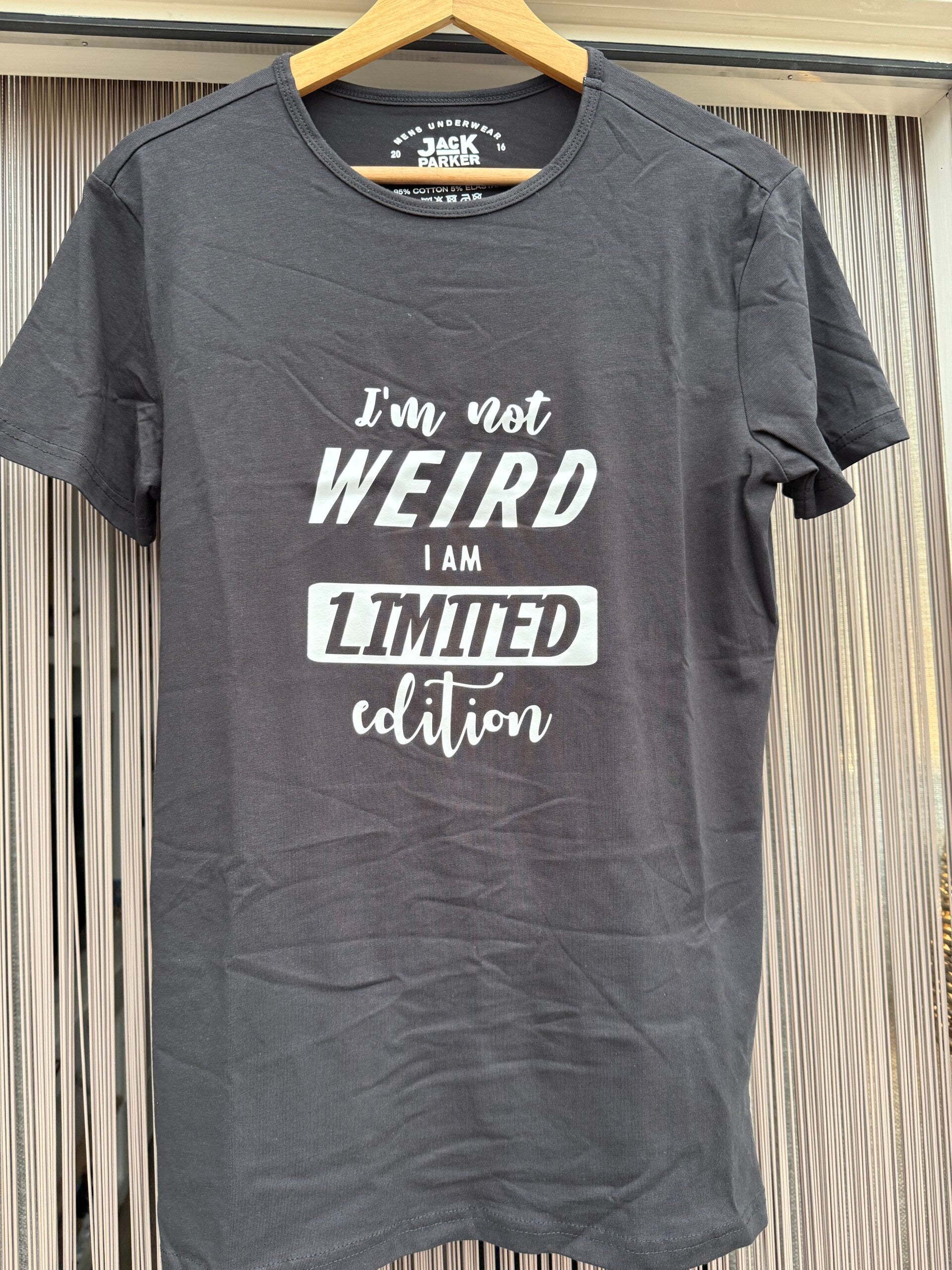 T shirt met tekst O hals zwart; i’m not weird i’m limited edition