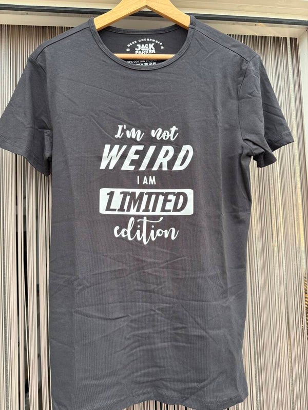 T shirt met tekst O hals zwart; i’m not weird i’m limited edition