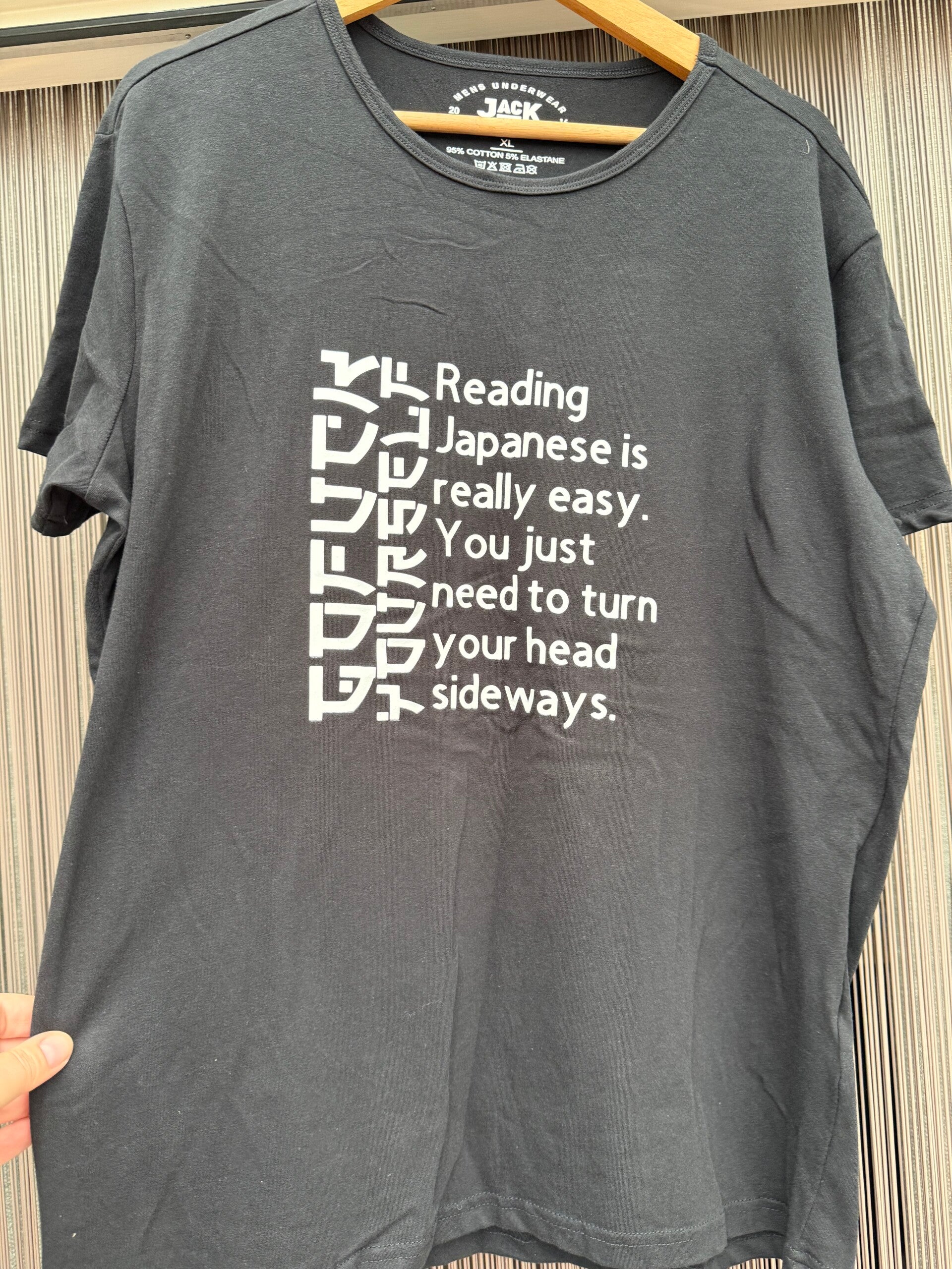 T shirt met tekst zwart O hals; reading Japanese