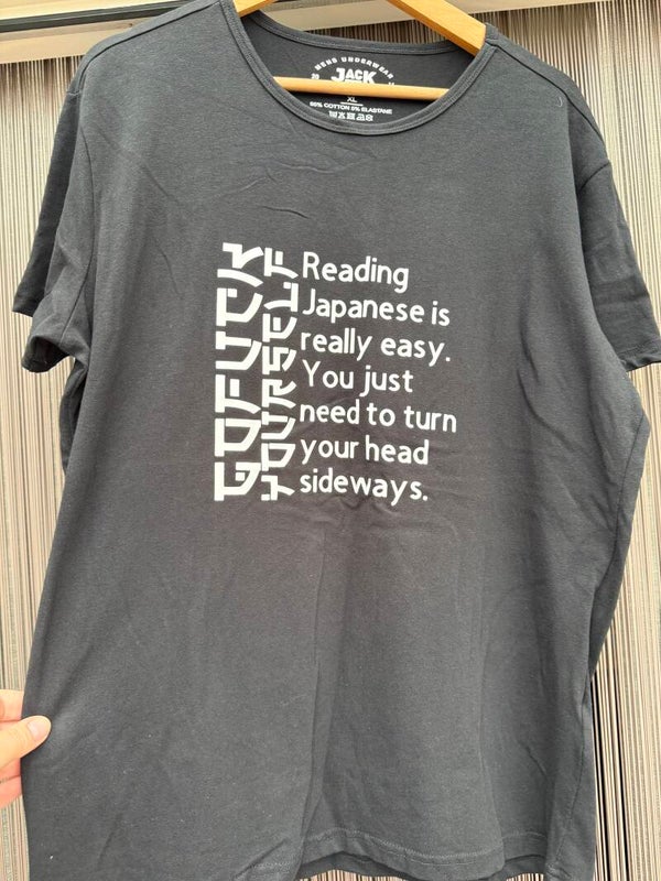T shirt met tekst zwart O hals; reading Japanese
