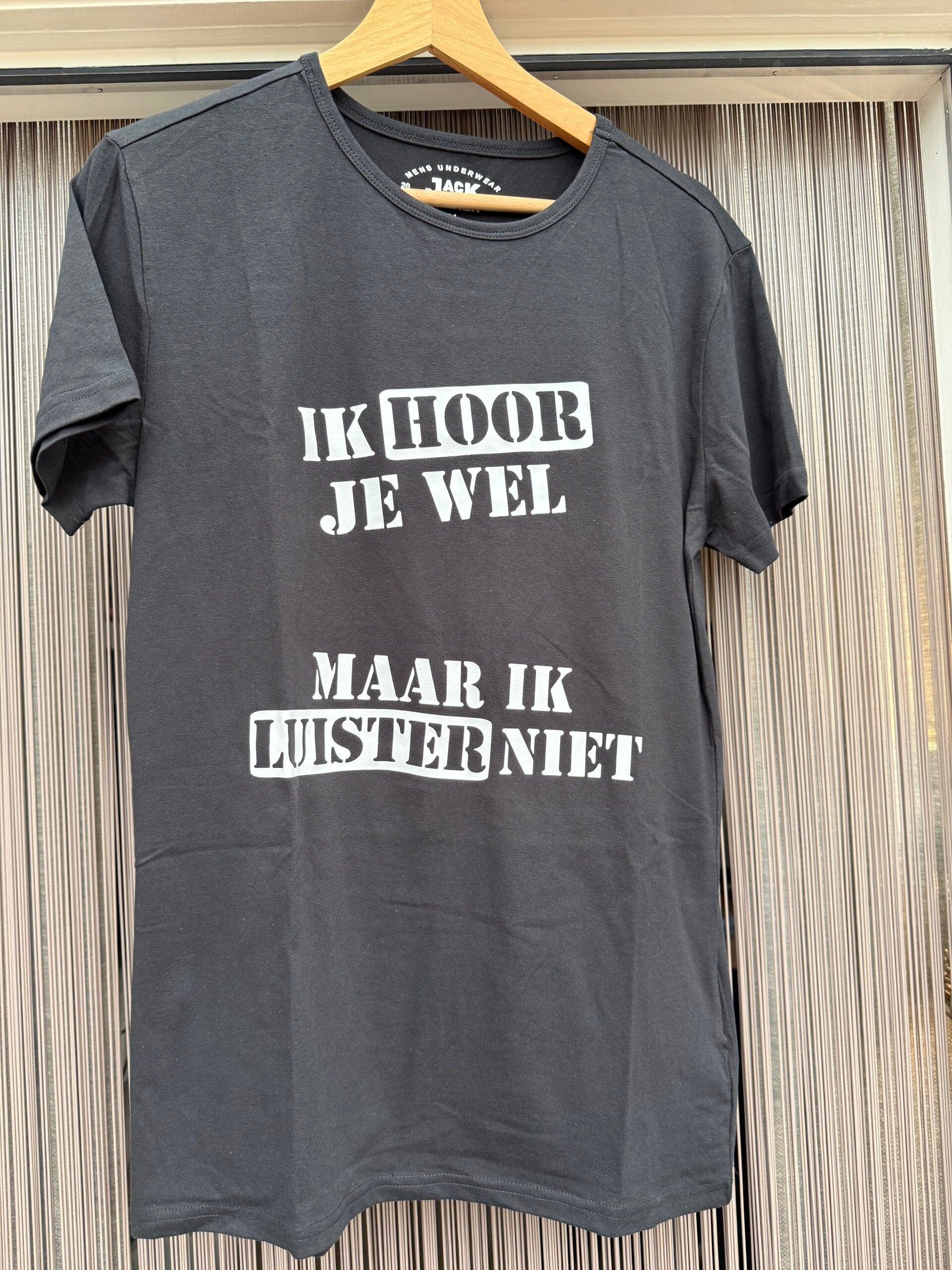 T shirt met tekst O hals; ik hoor je wel maar ik luister niet