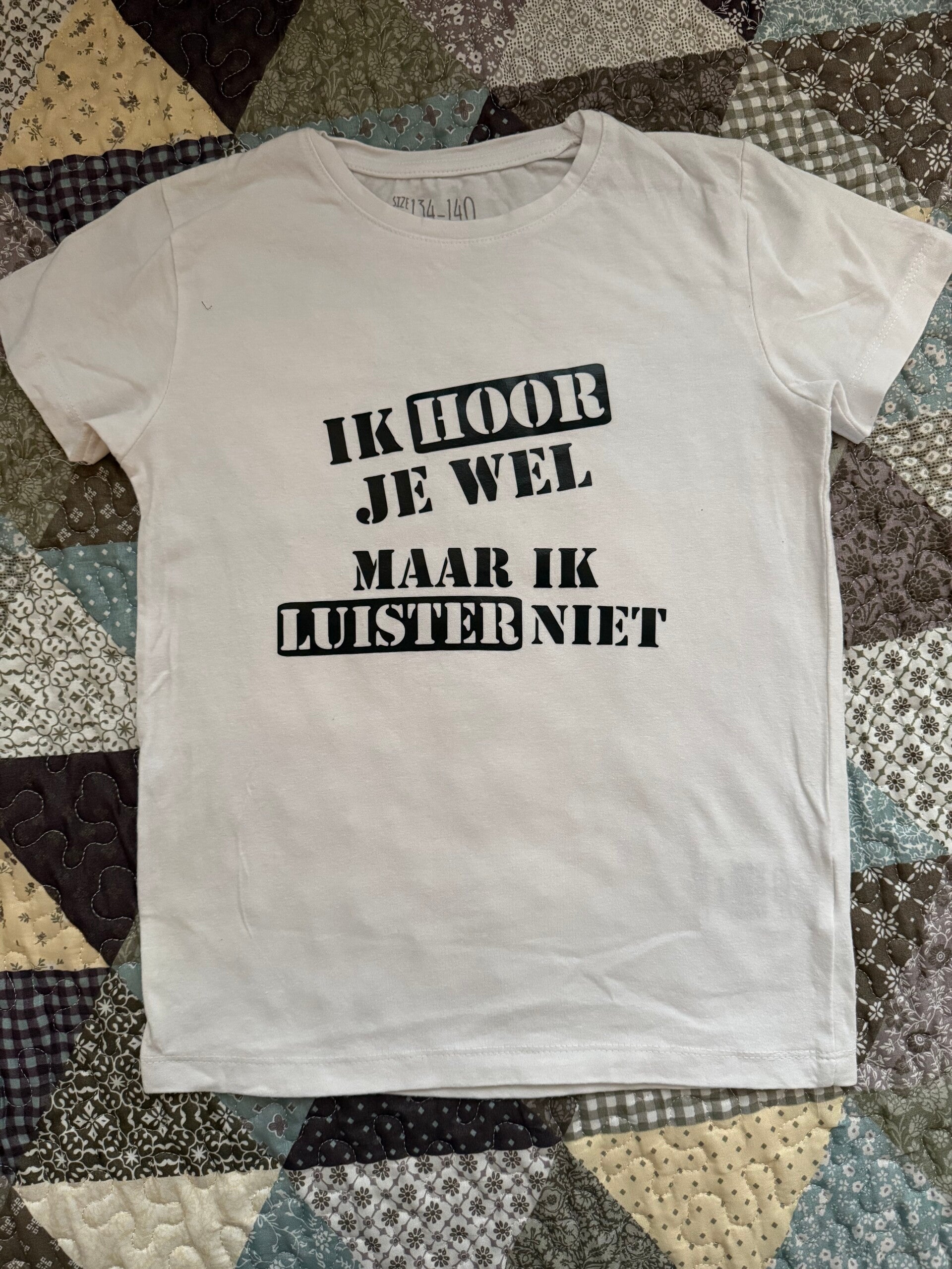 T shirt met tekst kind wit; ik hoor je wel maar ik luister niet