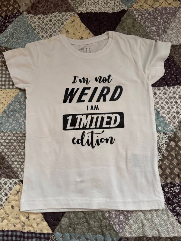 T shirt met tekst kind wit; i’m not weird i’m limited edition