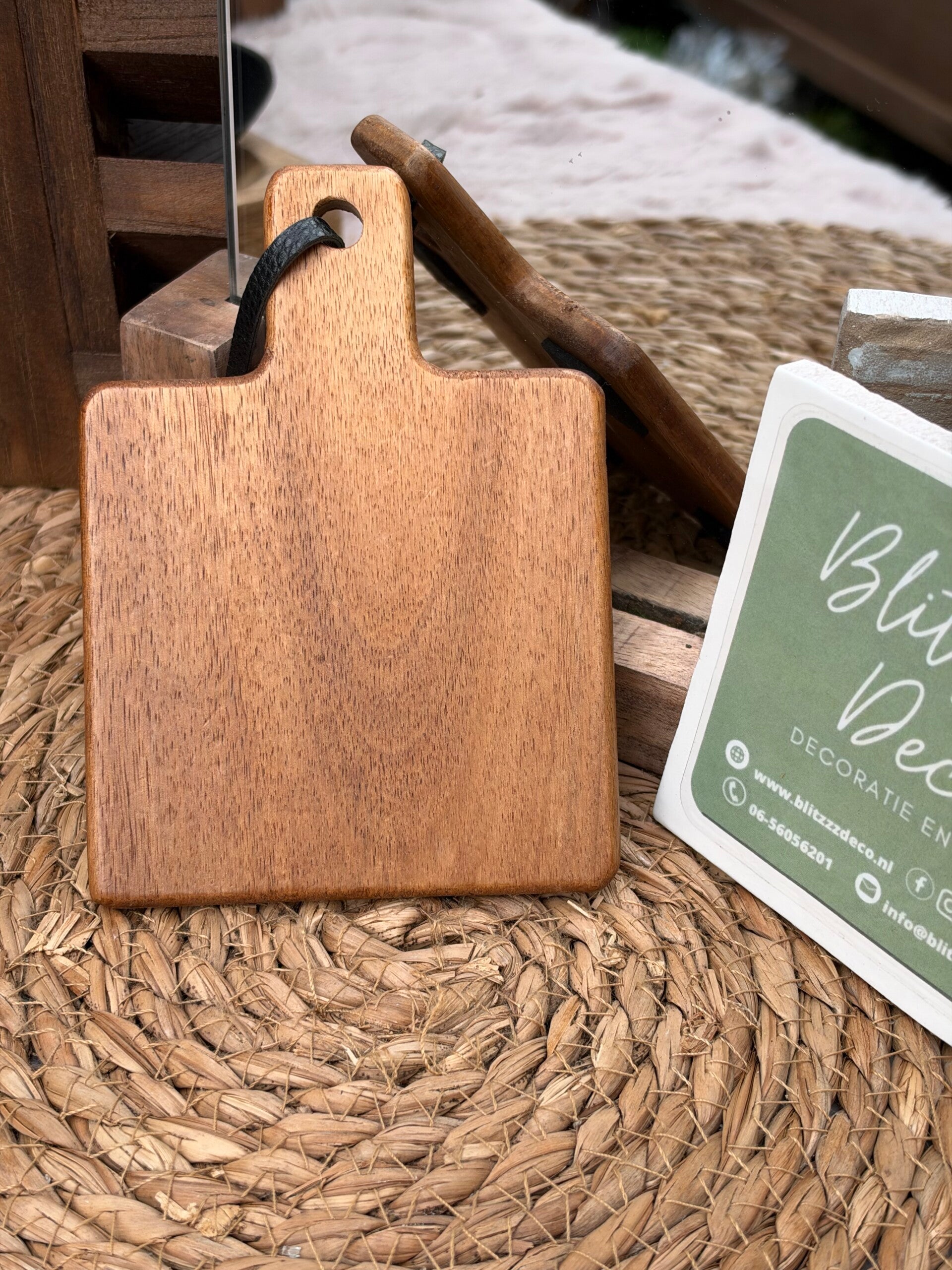 Houten onderzetter accacia hout met handvat en leertje