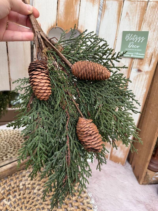 Dennentak kunst met dennenappels