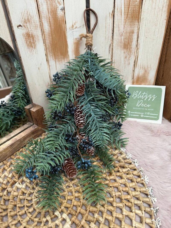 Toef dennengroen met blauwe bes en dennenappel 40 cm