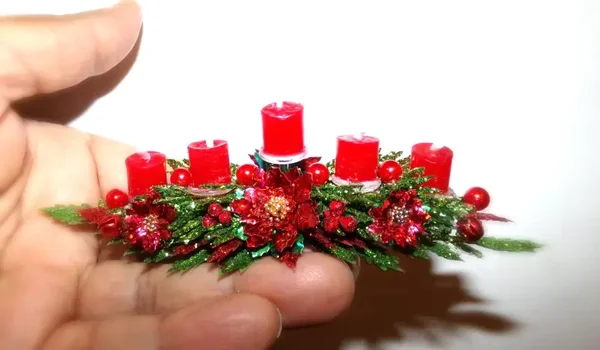 DOLLHOUSE MINIATURE CHRISTMAS CANDLE FLORAL ARRANGEMENT CENTERPIECE 1:12 SCALE