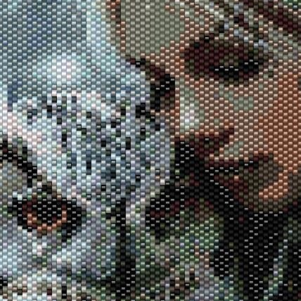 Frau-mit-langem-Haar-grünem-Mantel-von-der-Seite-mit-Eule-auf-dem-Arm-Hintergrund-verschneite-Äste.