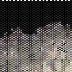  Elegantes Kreuzstichmuster des Lebensbaums, kunstvoll im Peyote-Stich, mit lebendigen Farben und feinen Details.