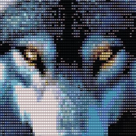 Im dichten Wald zeigt sich ein Wolf, umgeben von der mystischen Aura des Vollmonds.