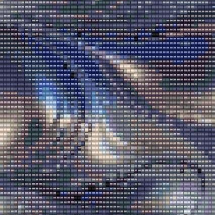 Perlenwebenmuster in Blau und Silber, das wellenförmige Designs darstellt.