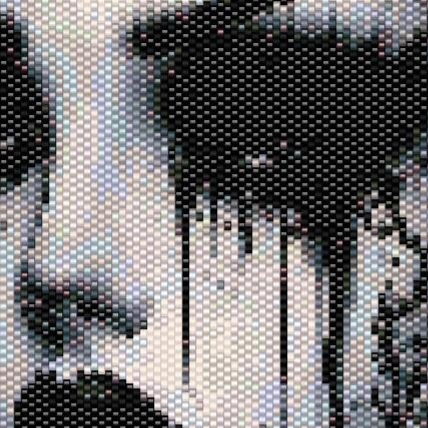 Kunstvolles Kreuzstichdesign einer Frau, umrahmt von blühenden floralen Elementen.