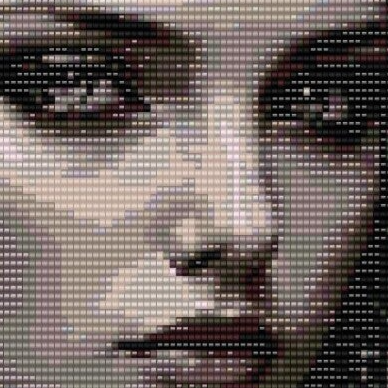 Eine Frau mit langen Haaren steht majestätisch neben einem Wolf in einer malerischen, natürlichen Umgebung.