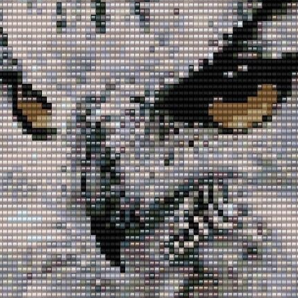 Eine kunstvolle Eule, geschmückt mit einem exquisiten Kreuzstichdesign, das ihre Anmut hervorhebt.