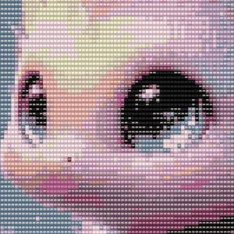 Rosadrachenbaby-liegend-die-flügel-nach-hinten-ausgestreckt-grosse-kugel-augen-den-schwanz-vor-den-körper-gelegt-blau-grauer-hintergrund.