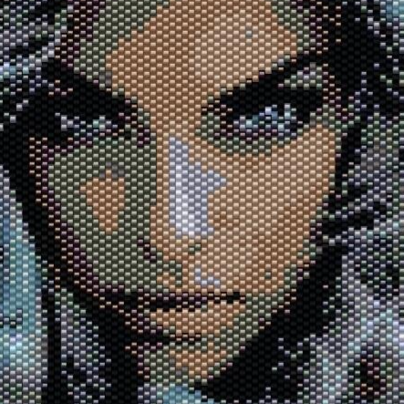 Elegantes Muster einer Frau mit drei majestätischen Wölfen, harmonisch und ansprechend.