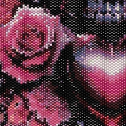 Detailreiches Kreuzstichmuster eines Totenkopfs, umgeben von eleganten Rosen, in Peyote-Stich ausgeführt.