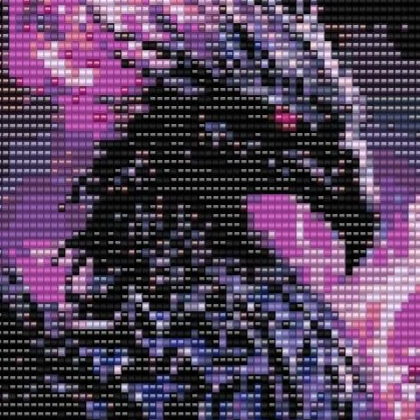 Ein kunstvoller Pixel-Vogel in Schwarz und Lila, der mit feinen Details und einem modernen, luxuriösen Flair gestaltet ist.