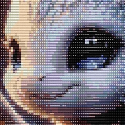 Ein Kreuzstichbild eines weißen Drachen, der majestätisch auf einem Baumstumpf sitzt.