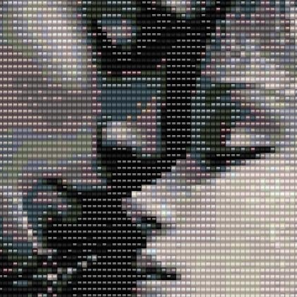 Romantisches Kreuzstichbild eines küssenden Paares, umgeben von lebhaften Perlenverzierungen.