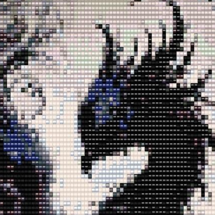  Elegantes Kreuzstichmuster eines schwarzen Vogels mit markantem, großem Kopf, kunstvoll und ansprechend.