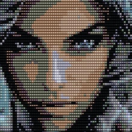 Kunstvolles Bild einer Frau, die von drei majestätischen Wölfen umgeben ist, in harmonischer Komposition.