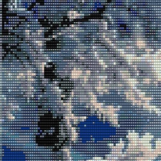 Weisser-Pfau-von-hinten-mit-langen-Federn-die-glitzern-im-schnee-rechts-und-links-ein-paar-baumäste-verschneit-im-blau-weissem-hintergrund.