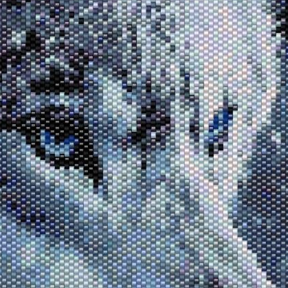  Zwei weiße Wölfe im Schnee, kunstvoll in einem Peyote-Stich-Kreuzstichmuster gestaltet.