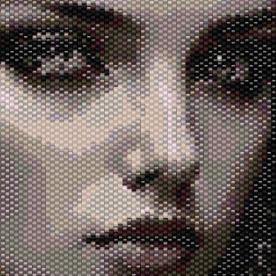 Eine Frau mit langen Haaren posiert mit einem Wolf, der an ihrer Seite sitzt.