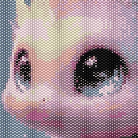 Detailreiches Muster eines Drachen mit leuchtenden pinken Augen, ideal für Perlenweben.