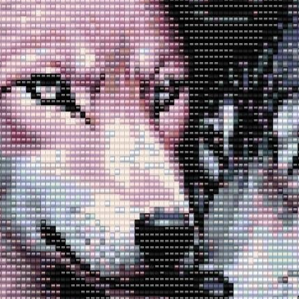 Drei Wölfe auf einem kunstvollen Kreuzstichmuster, das Eleganz und Handwerkskunst vereint.