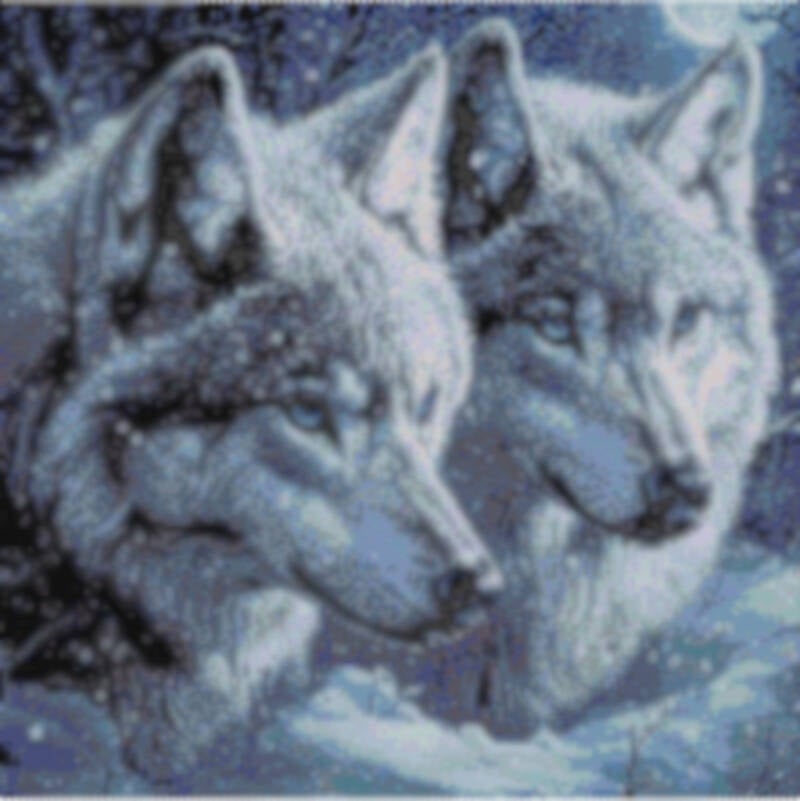  Zwei weiße Wölfe im Schnee, kunstvoll in einem Peyote-Stich-Kreuzstichmuster gestaltet.