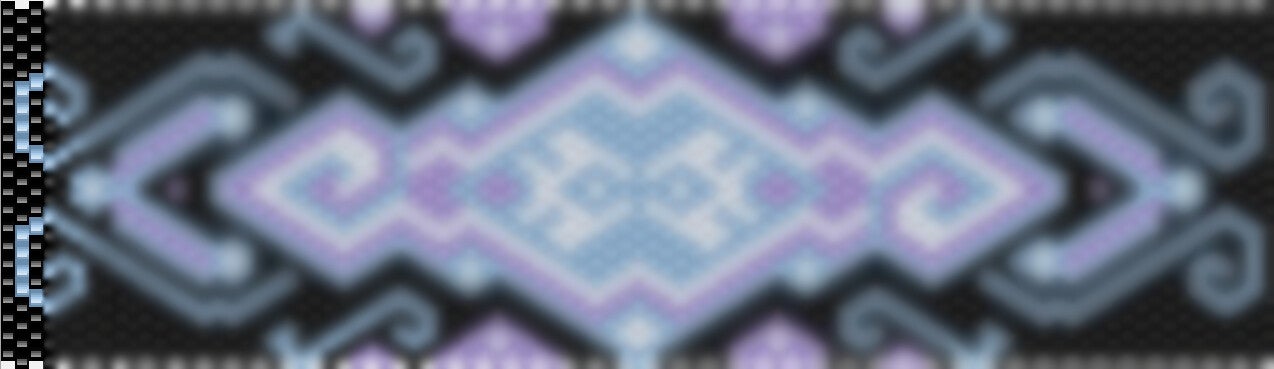 Ein elegantes Häkelmuster in Blau und Lila mit kunstvollen, sich wiederholenden Motiven.