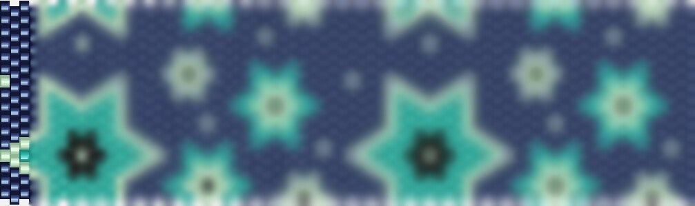 Ein elegantes Häkelmuster mit blauen und grünen tribal inspirierten Motiven.