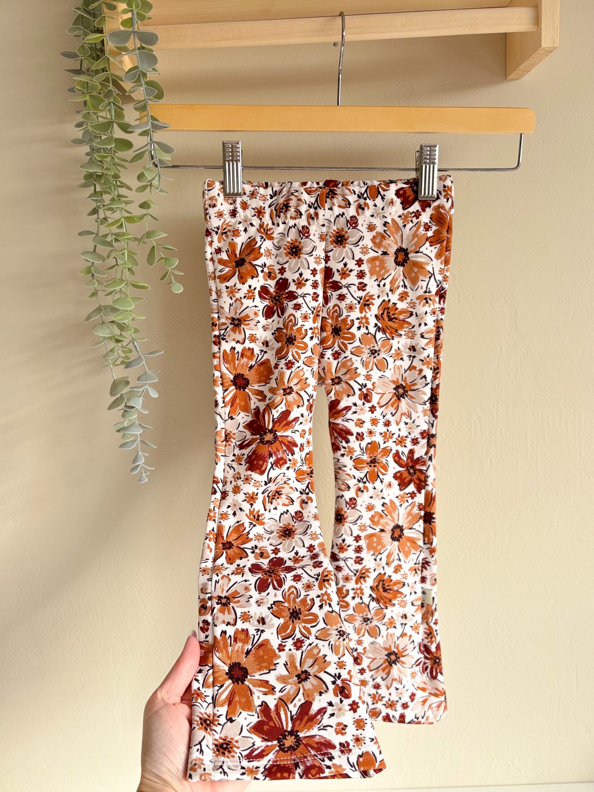 Flared broekje | bloemen cognac