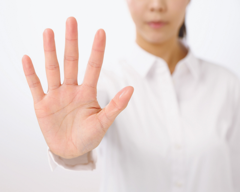 Achtung! Ohne professioneller Ausreinigung und Hygiene kann sich die Akne rapide verschlechtern, wenn man selbst Hand anlegt - daher in einer medizinischen Kosmetikbehandlung in der Vitalpraxis behandeln lassen.