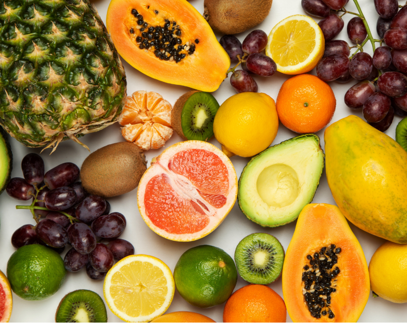 Enzyme und AHA-Fruchtsäuren aus Obst und Früchten sind wegen ihrer keratolytischen Wirkung bewährt in der Aknetherapie.
