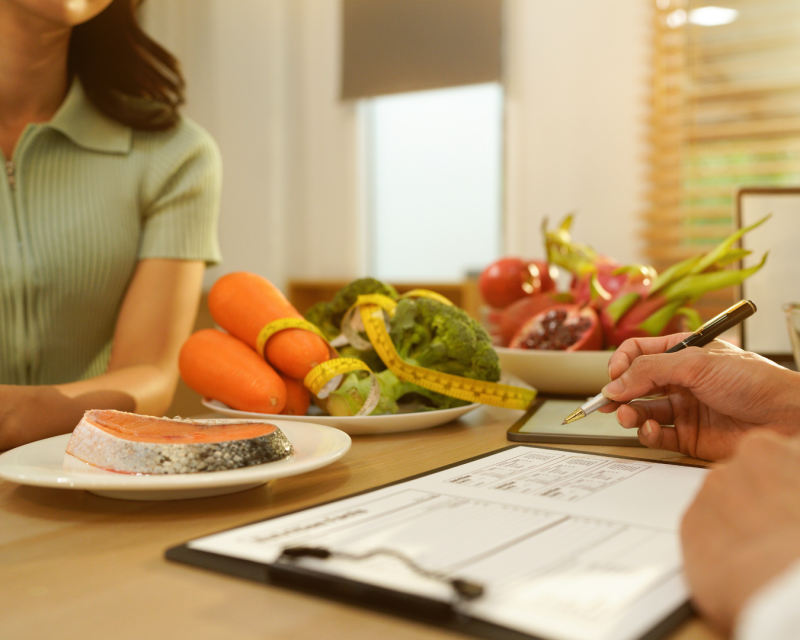Eine Anpassung der Ernährung durch eine Ernährungsberatung kann Verschlimmerungen der Akne verhindern.