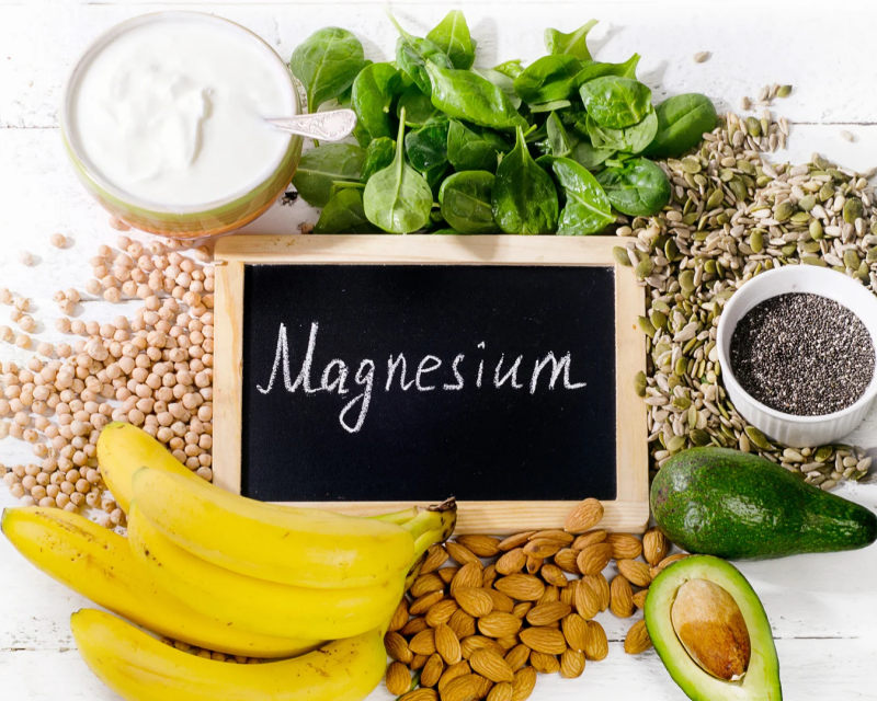 Magnesiumreiche Lebensmittel mit Nüssen, Samen, Hülsenfrüchten, Spinat, Banane und Avocado