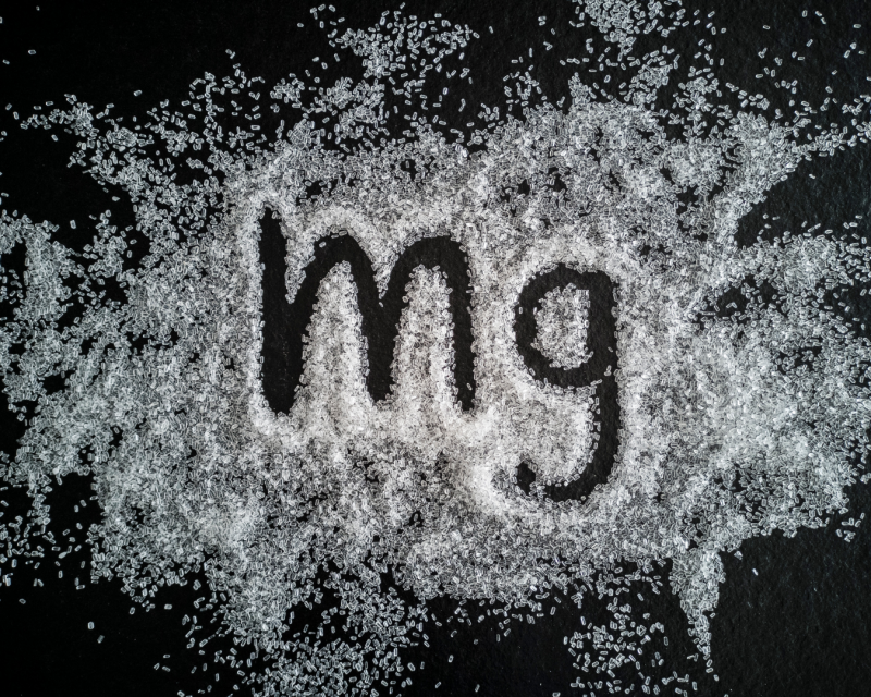 Magnesium-Symbol Mg dargestellt aus weißen Magnesiumkristallen