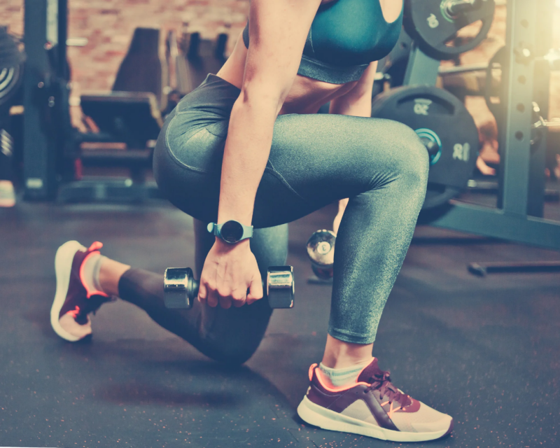 Sportlerin beim Krafttraining – Magnesium trägt zur normalen Muskelfunktion und zum Energiestoffwechsel bei