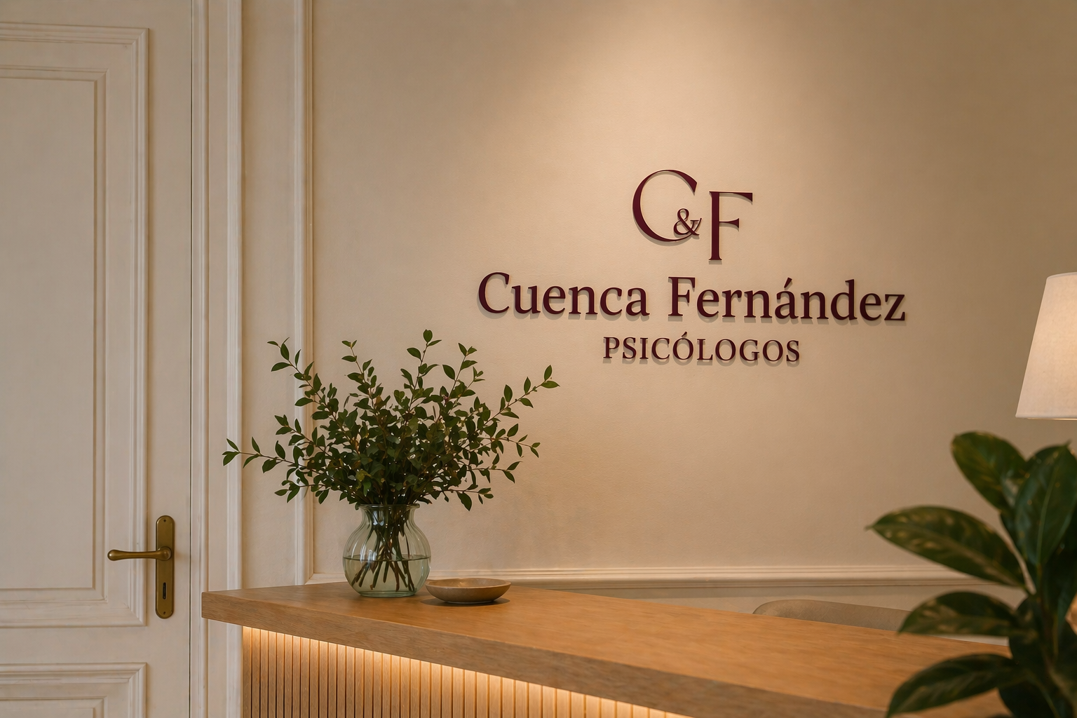 Entrada de la consulta con el logotipo de Cuenca Fernández Psicólogos en la pared